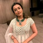 Namrata Shirodkar Instagram - An all white evening!! Exuding peace and tranquility... simple elegance 🤍 @surilyg 👌👌👌