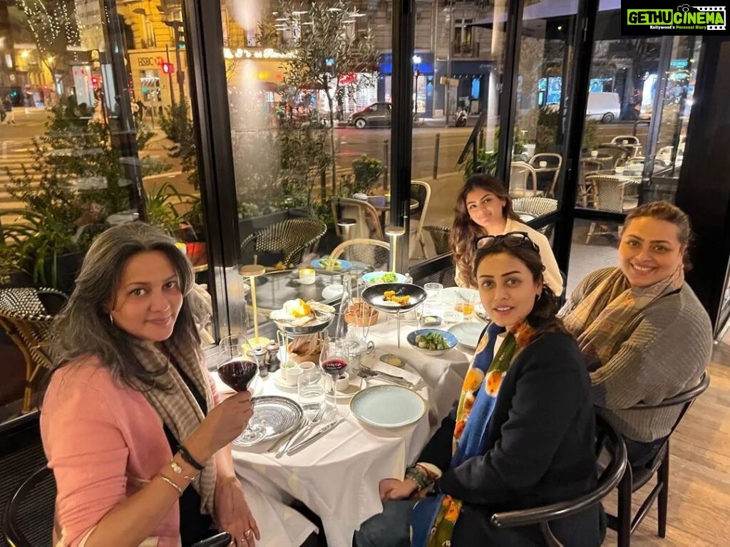 Namrata Shirodkar Instagram - Some sweet evenings with the people I love ♥️♥️♥️ #friendsandfamily #paris