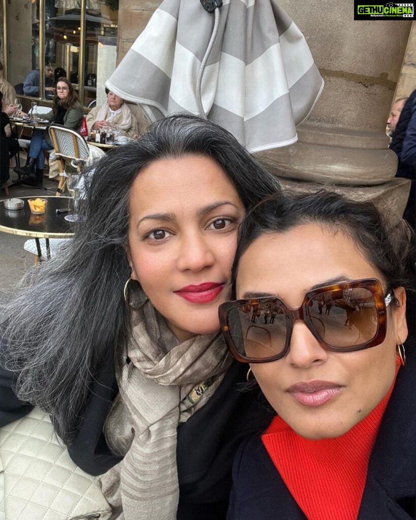 Namrata Shirodkar Instagram - Loving the do nothing vibe in leisurely paris .. ♥️♥️♥️.. some time out with the girl gang ♥️♥️making memories 😍😍😍 Jardin du Palais-Royal