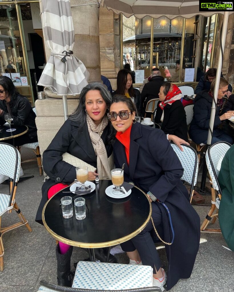 Namrata Shirodkar Instagram - Loving the do nothing vibe in leisurely paris .. ♥️♥️♥️.. some time out with the girl gang ♥️♥️making memories 😍😍😍 Jardin du Palais-Royal