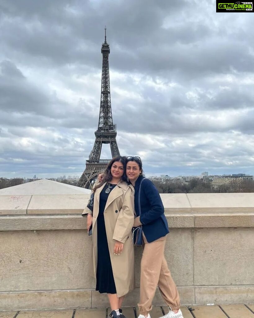 Namrata Shirodkar Instagram - Trocadéro... Paris is never complete without a visit to the Eiffel 🗼♥️♥️♥️ #eiffeltower #sisterstogether Eiffel Tower - Paris, France