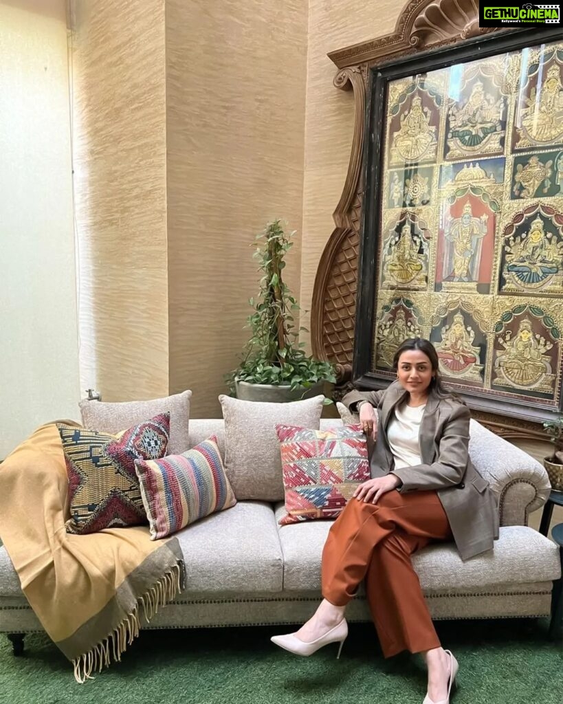 Namrata Shirodkar Instagram - A glimpse of a luxurious transformation to my living room with furniture and accents selected from the newly launched Sarita Handa store in Banjara Hills, Hyderabad. . . @saritahanda . . . @pr.richagupta