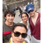 Namrata Shirodkar Instagram - A journey through time!! Exploring #EdinburghCastle... and its intricate architecture!! #Scotland 🏴󠁧󠁢󠁳󠁣󠁴󠁿🏰 @urstrulymahesh @gautamghattamaneni @sitaraghattamaneni Edinburgh Castle Scotland