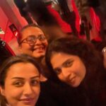 Namrata Shirodkar Instagram - "Good food, great laughs, and the best company! 🍽️🎉 Grateful for fun-filled dinners . #FoodieGang #GoodTimes #DinnerLaughs" Mayfair London