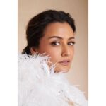 Namrata Shirodkar Instagram - In this gown so white, feeling just right. 🤍 For @khannajewellerskj Styled by @jukalker Outfit @shriyasom Makeup @sandysartistry Hair stylist @hairbyrajabali Photographer @vaishnavpraveen