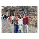 Namrata Shirodkar Instagram - A journey through time!! Exploring #EdinburghCastle... and its intricate architecture!! #Scotland 🏴󠁧󠁢󠁳󠁣󠁴󠁿🏰 @urstrulymahesh @gautamghattamaneni @sitaraghattamaneni Edinburgh Castle Scotland