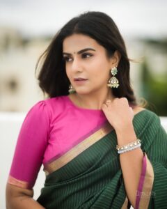 Namratha Gowda Instagram - ಸಂಜೆ ತಂಗಾಳಿ ತಂಪಾಗಿ ಬೀಸಿ,
ಹೂವ ಕಂಪನ್ನು ಹಾದಿಗೆ ಹಾಸಿ,
ತಂದಿದೆ ಹಿತವ ನಮಗಾಗಿ. 

PC: @umesh__photography___ 
Makeup and hair: @makeoversbyamitha_lekha 
Blouse: @likitha_suresh_ 
Jewellry: @thespatika