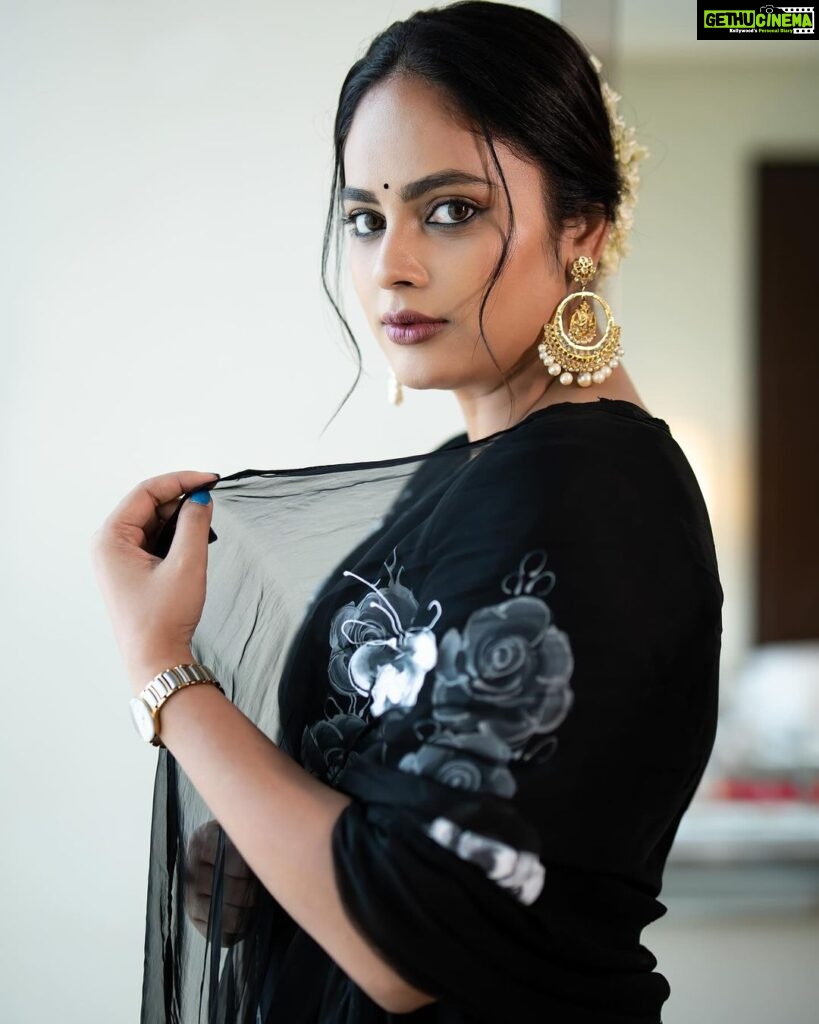Nandita Swetha Instagram - I allow myself to experiment Shot by @shutterbysarath Hair @praneetha_beautymakeover . Outfit @aachho ( personally I don’t recommend since they don’t respond properly) #mangalavaram #nov17th #telugumovie #trailerlaunch #homelylook #southindian #actress #poser