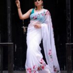 Nandita Swetha Instagram - A piece of art ❤️❤️❤️ Shot by @pgraphyofficial Makeup @artistry_by_kavana Hair @makeoverby_nethrachethan . Saree from @twenty_one_dot_six Blouse @sochstories Accessories @rubans.in Watch @ferragamo Sunglass @ferragamo #saree #handpainted #whitesaree #sareeideas #actress #creator
