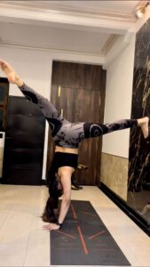 Natasha Doshi Instagram - Stretching : the only way you get out of your comfort zone 🤸🏻‍♀️
Stretch yourself in every aspect - mentally, physically. If it scares/ challenges you, it might be a good thing to try ☺️💪🏻
.
.
.
.
#stretch #instagramreels #feelitreelit #reels #workoutreels #pushyourself #getoutofyourcomfortzone #theactressdiary #natashadoshi #fitness #fitgirls #fitnessmotivation #fitlife #backpainrelief #wallchallenge #explore #trendingreels #stretchingexercises #split #splitstraining #fitnessjourney