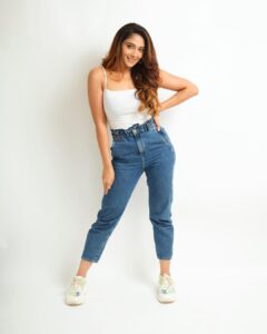 Natasha Doshi Instagram - Clinging to good vibes, smiles & a positive mindset 🙆🏻‍♀️☺️
📸 - @janisagar 
#whitetee #alltimeclassic #theactressdiary #natashadoshi #portraitphotography #allsmiles #happyheart #saturyay #happygirlsaretheprettiest #keepglowing #sneakers #photoshoot #choosehappiness #goodvibetribe