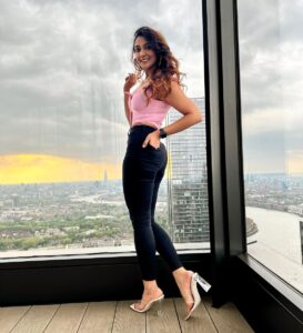 Natasha Doshi Instagram - The sky, under which I walk 🌇🧡
What a view! 😍
#grateful #skyporn #thatviewtho #theactressdiary #natashadoshi #london #londonlife #sunset #allsmiles #happygirlsaretheprettiest #happyheart #saturdaymood