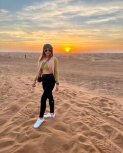 Natasha Doshi Instagram - Marhaba 🙋🏻‍♀️
Never met a desert sunset I didn’t like 🇦🇪🌅
.
.
.
.
#mondaymood #imback #hello #decemberindubai #dubai #desertsafari #sand #sunset #dubailove #natashadoshi #adventuretime #funtimes #photogram #dubailife #photooftheday #travelgram #allsmiles