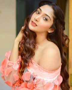 Natasha Doshi Instagram - If you wanna fly, you have got to give up the shit that weighs you down 🦢☀️
📸 - @mayurshedgephotography 
.
.
.
.
#photooftheday #musings #wednesdaywisdom #theactressdiary #natashadoshi #believeinyourself #youcandoit #nevergiveup #mindset