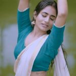 Nayani Pavani Instagram - Kala unna kallake , katuke yelaaa… Ma veedi veedantha , dhritti kottela… Sannayi modhalaa… Sandhela patalaa… Sandhalle thechaveee nee laaa….. Vc : @obscurapixels #nayanipavani