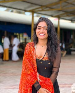 Nayani Pavani Instagram - నా ఆలోచనే నిరంతరం నీకు నివాళినివ్వాలనీ….
నాలో ఆవేదనే నువ్వాధరించేలా నివేదనవ్వాలనీ……….
దేహమునే  కోవెలగా నిన్ను కొలువుంచా,
జీవముతో భావముతో సేవలు చేశా.
ప్రతి ఋతువు, ప్రతి కృతువు, 
నీవని ఎంచా….
శతతము నీ స్మరణే నే….

Dress : @elegant_threads_by_salma
