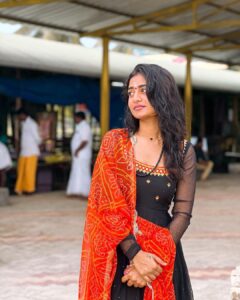 Nayani Pavani Instagram - నా ఆలోచనే నిరంతరం నీకు నివాళినివ్వాలనీ….
నాలో ఆవేదనే నువ్వాధరించేలా నివేదనవ్వాలనీ……….
దేహమునే  కోవెలగా నిన్ను కొలువుంచా,
జీవముతో భావముతో సేవలు చేశా.
ప్రతి ఋతువు, ప్రతి కృతువు, 
నీవని ఎంచా….
శతతము నీ స్మరణే నే….

Dress : @elegant_threads_by_salma