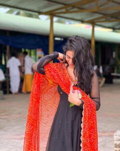 Nayani Pavani Instagram - నా ఆలోచనే నిరంతరం నీకు నివాళినివ్వాలనీ….
నాలో ఆవేదనే నువ్వాధరించేలా నివేదనవ్వాలనీ……….
దేహమునే  కోవెలగా నిన్ను కొలువుంచా,
జీవముతో భావముతో సేవలు చేశా.
ప్రతి ఋతువు, ప్రతి కృతువు, 
నీవని ఎంచా….
శతతము నీ స్మరణే నే….

Dress : @elegant_threads_by_salma
