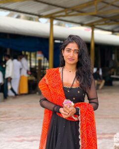 Nayani Pavani Instagram - నా ఆలోచనే నిరంతరం నీకు నివాళినివ్వాలనీ….
నాలో ఆవేదనే నువ్వాధరించేలా నివేదనవ్వాలనీ……….
దేహమునే  కోవెలగా నిన్ను కొలువుంచా,
జీవముతో భావముతో సేవలు చేశా.
ప్రతి ఋతువు, ప్రతి కృతువు, 
నీవని ఎంచా….
శతతము నీ స్మరణే నే….

Dress : @elegant_threads_by_salma