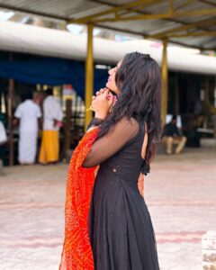Nayani Pavani Instagram - నా ఆలోచనే నిరంతరం నీకు నివాళినివ్వాలనీ….
నాలో ఆవేదనే నువ్వాధరించేలా నివేదనవ్వాలనీ……….
దేహమునే  కోవెలగా నిన్ను కొలువుంచా,
జీవముతో భావముతో సేవలు చేశా.
ప్రతి ఋతువు, ప్రతి కృతువు, 
నీవని ఎంచా….
శతతము నీ స్మరణే నే….

Dress : @elegant_threads_by_salma