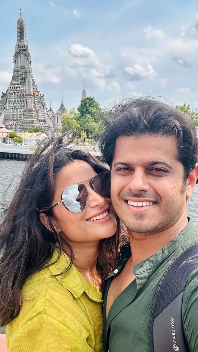 Neil Bhatt Instagram - तेरे मेरे इश्क़ का इक शायराना दौर सा … था नहीं है …. 😘❤️😇 #aishwaryasharma #neilbhatt #neilkiaish #bangkok #thailanddiaries #honeymoontrip