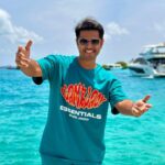 Neil Bhatt Instagram - Who said comfortable can’t be stylish 😎 Outfit- @blamblack_clothing #neilbhatt #comfortwear #maldives