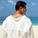 Neil Bhatt Instagram - Kya aap bhi soch rahe hain ki ye paani itna blue kaise hai? Is it the “NEIL” effect? 🤔 😂😂😂😂 @travelwithjourneylabel @velassarumaldives #VelassaruMaldives #LuxuryUndressed #SmallLuxuryHotels #JourneyLabel #TravelWithJourneyLabel #YouAreSpecial #ThinkHolidayThinkJourneyLabel #LuxuryHoliday #maldives