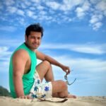 Neil Bhatt Instagram - Pose aise do ki 4 log poochein, ki photo kisne kheenchi hai 🤣 🤣 #neilkiaish #beach #couplegoals