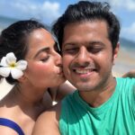 Neil Bhatt Instagram - Pose aise do ki 4 log poochein, ki photo kisne kheenchi hai 🤣 🤣 #neilkiaish #beach #couplegoals
