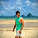 Neil Bhatt Instagram - Pose aise do ki 4 log poochein, ki photo kisne kheenchi hai 🤣 🤣 #neilkiaish #beach #couplegoals