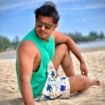 Neil Bhatt Instagram - Pose aise do ki 4 log poochein, ki photo kisne kheenchi hai 🤣 🤣 #neilkiaish #beach #couplegoals