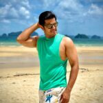 Neil Bhatt Instagram - Pose aise do ki 4 log poochein, ki photo kisne kheenchi hai 🤣 🤣 #neilkiaish #beach #couplegoals