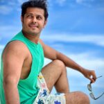 Neil Bhatt Instagram - Pose aise do ki 4 log poochein, ki photo kisne kheenchi hai 🤣 🤣 #neilkiaish #beach #couplegoals