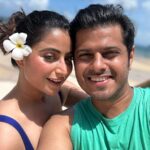 Neil Bhatt Instagram - Pose aise do ki 4 log poochein, ki photo kisne kheenchi hai 🤣 🤣 #neilkiaish #beach #couplegoals