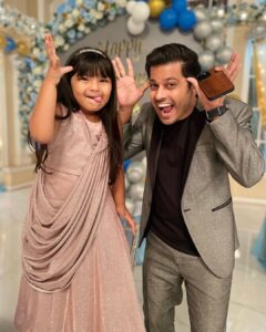 Neil Bhatt Instagram - Start the day with happiness 
@bhatt_neil @aria_sakaria 
.
.
.
.
.
.
#ghumhaikisikeypyaarmeiin #ghkkpm #ghkkpmlover #ghkkpmpromo #ghkkpmfullepisode #savi #viratkisavi #savichawan #ariasakaria #ariasakariya  #kidsofinstagram #instakids #childactor #starplus #starplusshow #strapluskids #kidscasting #bhatneil #viratchavan