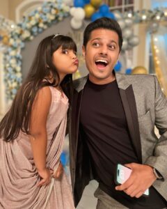 Neil Bhatt Instagram - Start the day with happiness 
@bhatt_neil @aria_sakaria 
.
.
.
.
.
.
#ghumhaikisikeypyaarmeiin #ghkkpm #ghkkpmlover #ghkkpmpromo #ghkkpmfullepisode #savi #viratkisavi #savichawan #ariasakaria #ariasakariya  #kidsofinstagram #instakids #childactor #starplus #starplusshow #strapluskids #kidscasting #bhatneil #viratchavan