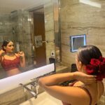 Nia Sharma Instagram - Hey Thanks for the Roses..🥀 😊 Festive Ready Happy Dhanteras 🙌 Hair: @sankpalsavita Makeup: @niasharma90 😊