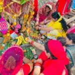 Nidhi Jha Instagram - आप सभी देशवासियों को "वट सावित्री" पूजा जी ढेरों शुभकामनाएं। प्रिय धर्मपत्नी जी मैं वाकई बहुत खुशनसीब हूं कि आप मेरी जिंदगी में आई। पूजा पाठ या कोई भी त्योहार हो। हर संस्कारों को कैसे निभाया जाता है इसमें आपका कोई जोड़ नहीं। U r my Proud ❤️❤️❤️ Love You Nikku ❤️❤️❤️ #nemonikkuforever🧿❤️