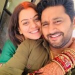 Nidhi Jha Instagram - प्रिय धर्मपत्नी जी शादी के पहली सालगिरह की बहुत सारी शुभकामनाएं। जिंदगी के यह एक साल हंसते खेलते कैसे बीत गया पता ही नहीं चला। यूं लग रहा है जैसे कुछ दिन पहले ही तो शादी करके आपको अपने घर में दुल्हन के रूप में लाया था। क्या कहूं आपके लिए एहसास भर भर के हैं पर शब्द नहीं है। जो बता सकूं की आप मेरे लिए कितनी अहमियत रखती हो। बस यही कहूंगा कि अपने निमो की हमेशा ताकत बनी रहना। हम आपसे बेइंतहां मोहब्बत करते हैं। और आजीवन ऐसे ही हमारी चाहत का सिलसिला बरकरार रहेगा। Once Again Happy Marriage Anniversary My Love, My Happiness, My World Ummmmmaaaahhhh💋💋💋