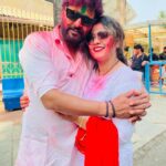 Nidhi Jha Instagram - इस साल के खूबसूरत सी होली धर्मपत्नी जी के साथ मनाया... आप सभी को भी यश कुमार और निधि मिश्रा की तरफ से होली की ढेर सारी शुभकामनाएं। आप सभी आजीवन स्वस्थ और प्रसन्न रहें।