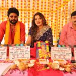 Nidhi Jha Instagram - सिनेमा ज़ी सिनेमा... कुछ ऐसी फिल्मों की शुरुआत आज हुई है जिसकी कहानी वाकई मेरे दिल के बेहद करीब है। जोकर, कभी अलविदा ना कहना, चाची नंबर वन, यह तीन फिल्में यश कुमार इंटरटेनमेंट के बैनर तले बन रही है। जिसकी निर्मात्री हैं निधि मिश्रा। साथ ही साथ शैलेंद्र कुमार प्रोडक्शन से "भैया राजा बजाएगा बाजा" फिल्म बन रही है। एक यकीन एक वादा जो आप लोगों से है। वह यह की ये चारों सिनेमा बेहतरीन फिल्में बनकर आप सबके सामने आएगी। दिन और रात आप सबको बेहतरीन सिनेमा देने के प्रयास आप सबका - यश कुमार और उसकी प्यारी सी टीम।