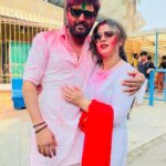 Nidhi Jha Instagram - इस साल के खूबसूरत सी होली धर्मपत्नी जी के साथ मनाया... आप सभी को भी यश कुमार और निधि मिश्रा की तरफ से होली की ढेर सारी शुभकामनाएं। आप सभी आजीवन स्वस्थ और प्रसन्न रहें।