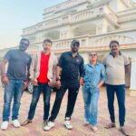 Nidhi Jha Instagram - हमारे बैनर "Yash Kumar Entertainment" से बनने वाली आगामी 3 फिल्मों का लोकेशन फाइनल करके मुम्बई वापसी। 1- जोकर 2- कभी अलविदा ना कहना 3- कसम पैदा करने वाले की पार्ट-3 निर्माता - यश कुमार एंटरटेनमेंट & निधि मिश्रा, डायरेक्टर सुजीत वर्मा & संजय श्रीवास्तव, कैमरामैन जंहागिर सैय्यद कार्यकारी निर्माता शैलेन्द्र सिंह के साथ मनोज मोहनी।