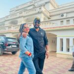Nidhi Jha Instagram - हमारे बैनर "Yash Kumar Entertainment" से बनने वाली आगामी 3 फिल्मों का लोकेशन फाइनल करके मुम्बई वापसी। 1- जोकर 2- कभी अलविदा ना कहना 3- कसम पैदा करने वाले की पार्ट-3 निर्माता - यश कुमार एंटरटेनमेंट & निधि मिश्रा, डायरेक्टर सुजीत वर्मा & संजय श्रीवास्तव, कैमरामैन जंहागिर सैय्यद कार्यकारी निर्माता शैलेन्द्र सिंह के साथ मनोज मोहनी।