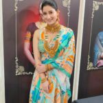 Niharica Raizada Instagram - The Golden Smile #JKSJewels #NiharicaRaizada Wearing Jewellery @jksjewelspvtltd Designer @aynaaworld Stylist @banthia.kapil #CoimbatoreJewellery