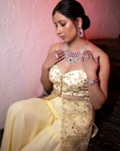 Niharica Raizada Instagram - A little Lush a little Priti!

Styled by  @pritisahnidesigns 
Makeup by @makeoverbyamiofficial 
Photographer @sagarsanket23 and
 @mandarbhadrike_photography 
Jewellery @lushjewelsmumbai 
In frame @official_niharica_raizada 

#Fashion #IndianAttire #NiharicaRaizada
#PritiSahni #DiamondJewellery