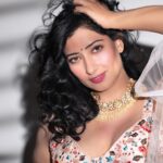 Niharica Raizada Instagram - Curls Shot by @mandar_photos Studio @mkg_film_studio Muse @official_niharica_raizada #NiharicaRaizada