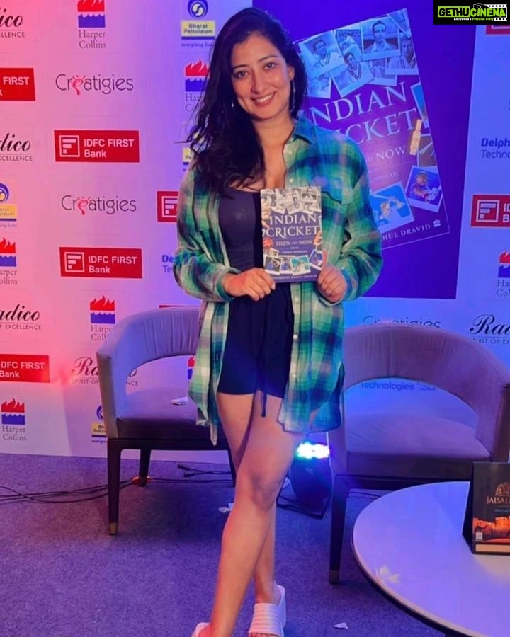 Niharica Raizada Instagram - Cricket World Cup fever grips @official_niharica_raizada at the book launch of 'Indian Cricket Then And Now,' edited by Venkat Sundaram, with foreword by Legendary Cricketer Rahul Dravid! 🏆🏏📚 #niharicaraizada #venkatsundaram #rahuldravid #CricketWorldCup #booklaunch leo