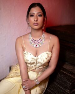 Niharica Raizada Instagram - A little Lush a little Priti!

Styled by  @pritisahnidesigns 
Makeup by @makeoverbyamiofficial 
Photographer @sagarsanket23 and
 @mandarbhadrike_photography 
Jewellery @lushjewelsmumbai 
In frame @official_niharica_raizada 

#Fashion #IndianAttire #NiharicaRaizada
#PritiSahni #DiamondJewellery