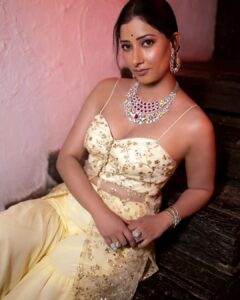 Niharica Raizada Instagram - A little Lush a little Priti!

Styled by  @pritisahnidesigns 
Makeup by @makeoverbyamiofficial 
Photographer @sagarsanket23 and
 @mandarbhadrike_photography 
Jewellery @lushjewelsmumbai 
In frame @official_niharica_raizada 

#Fashion #IndianAttire #NiharicaRaizada
#PritiSahni #DiamondJewellery